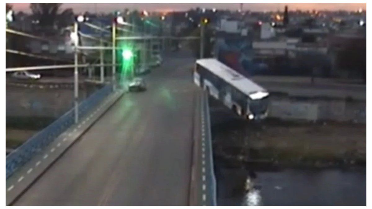 Impactante: un micro con pasajeros cayó desde un puente a un río de Córdoba