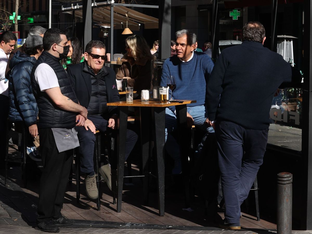 Foto: Unos madrileños disfrutando de unas cervezas. (EFE/Kiko Huesca)