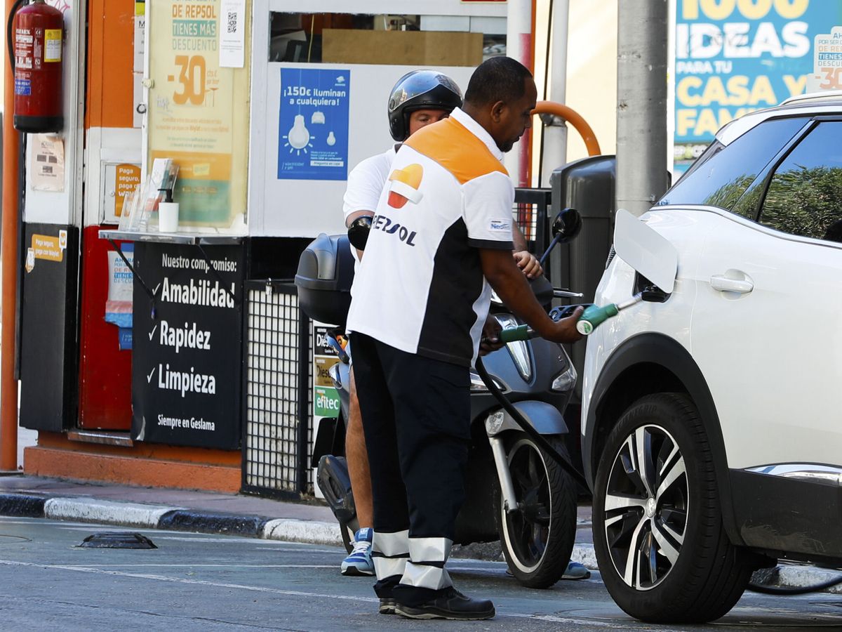 Foto: Un empleado de una gasolinera llena el depósito de un coche. (EFE/Luis Millán)