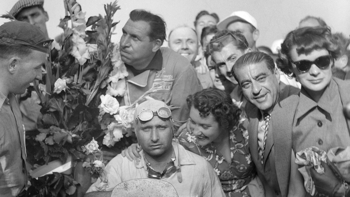 Los automóviles del legendario Juan Manuel Fangio se exhiben en Tecnópolis