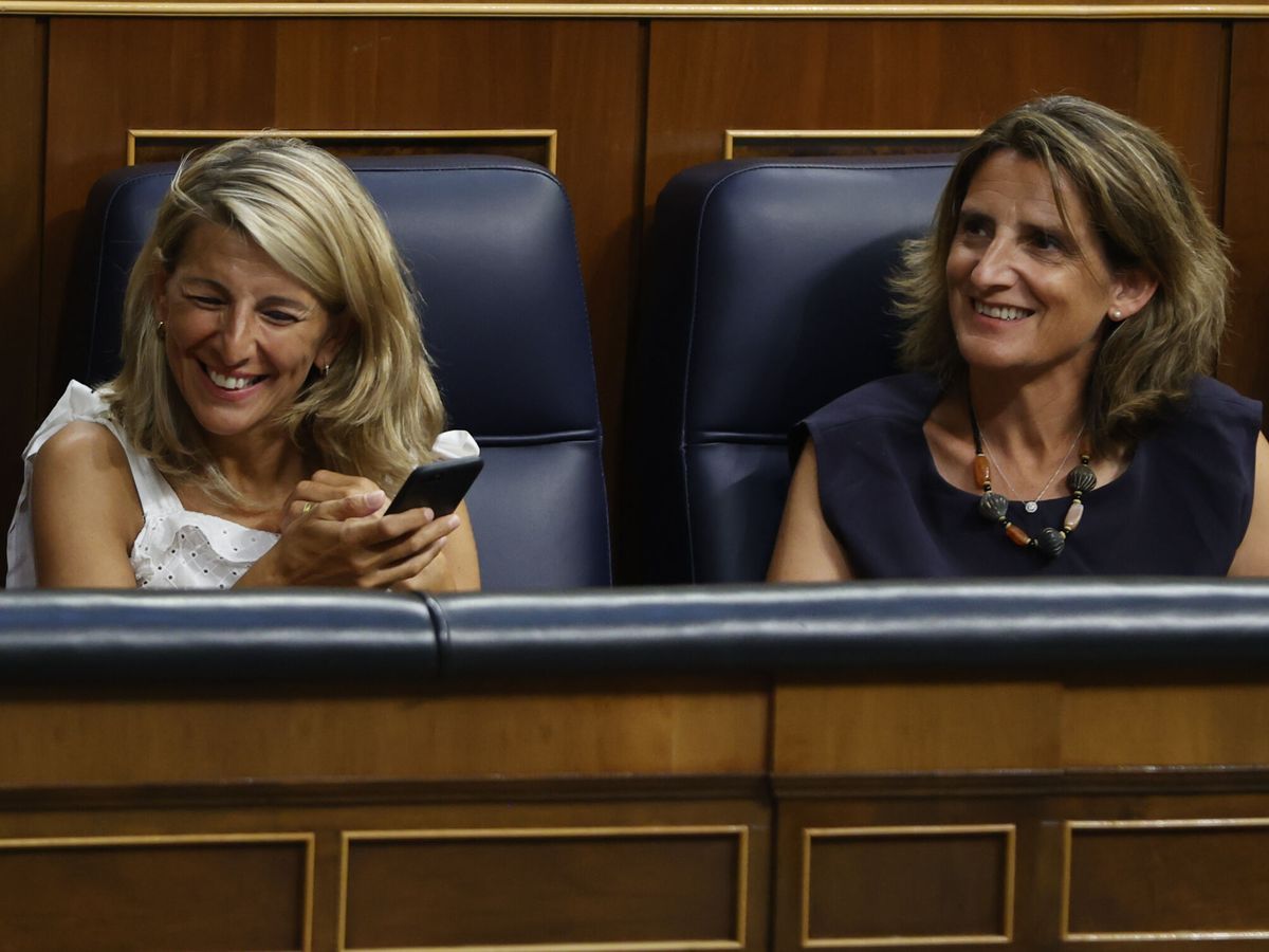 Foto: La ministra de Trabajo, Yolanda Díaz (i) y la ministra de Transición Ecológica, Teresa Ribera. (EFE/Mariscal)