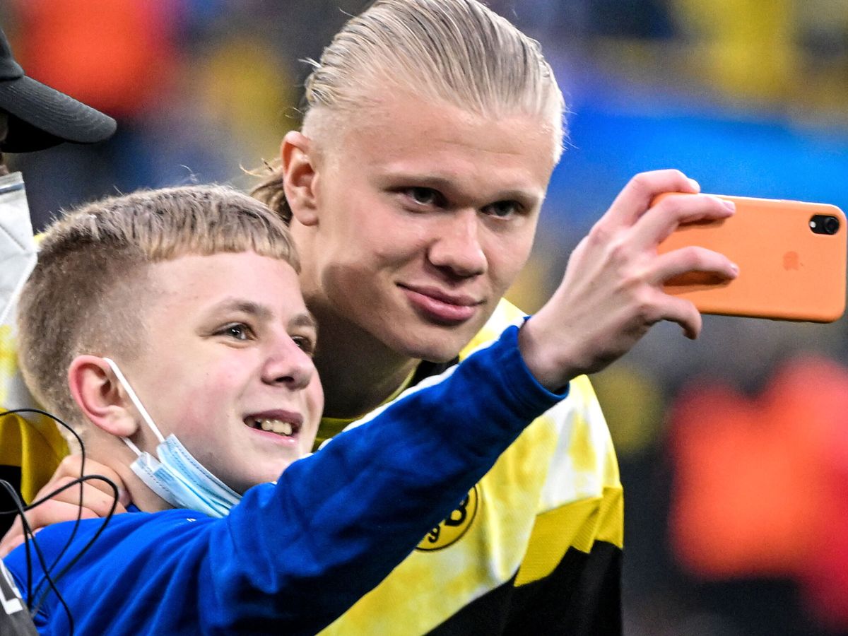 Foto: Haaland se hace un selfie con un aficionado. (EPA/SASCHA STEINBACH)