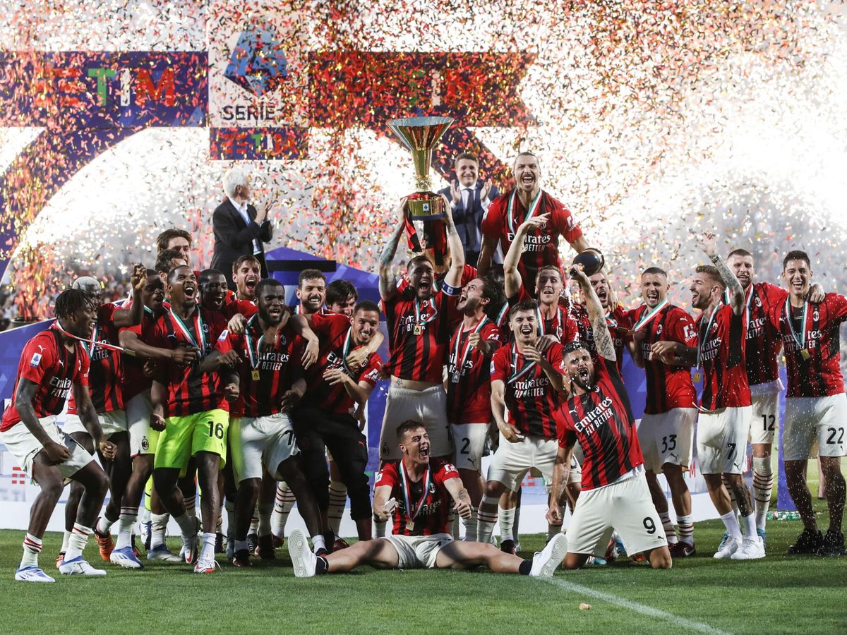 Foto: Plantilla del AC Milan celebrando el título de la Serie A. (EFE/Elisabetta Baracchi)