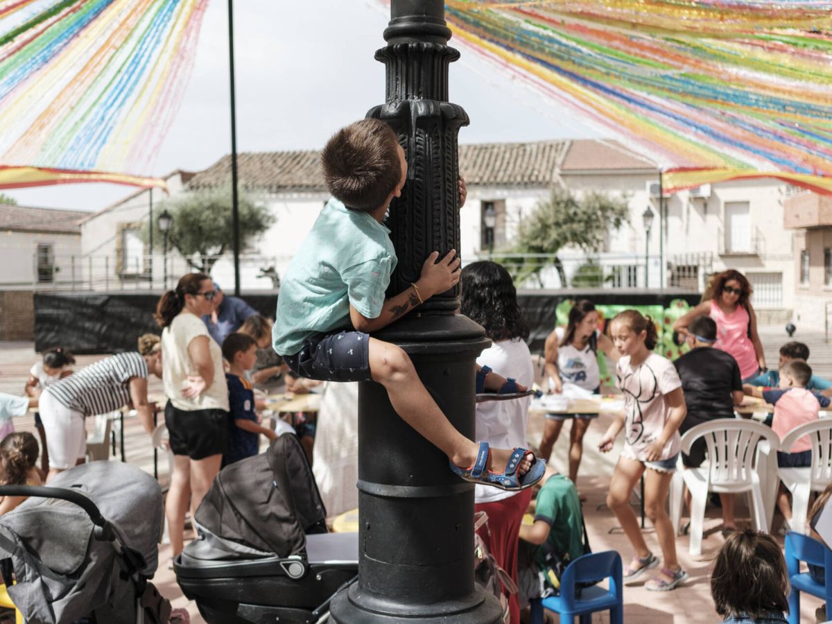 Foto: Un niño juega en la plaza de El Casar de Escalona. (S. B.)