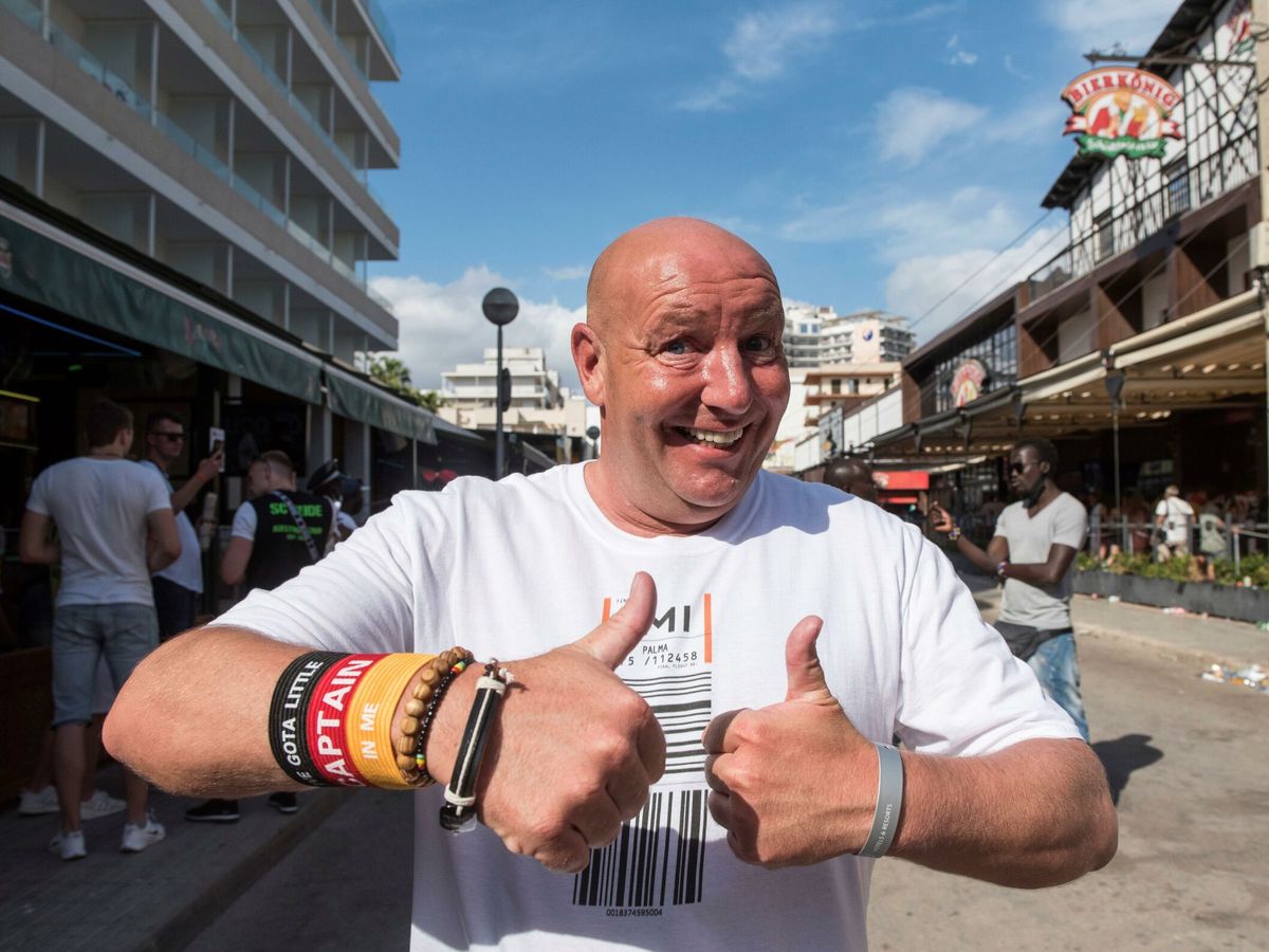 Foto: Turistas alemanes siguen la final de la Eurocopa en Mallorca en 2021. (EFE/Atienza)