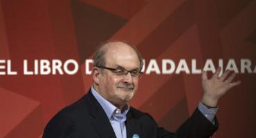 El escritor Salman Rushdie sigue con respirador artificial y su estado 