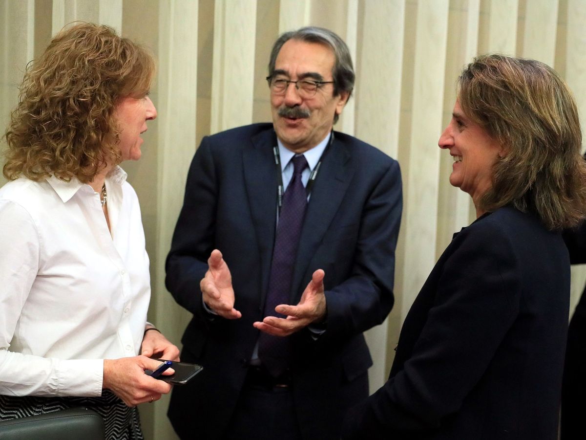 Foto: La subgobernadora del BdE, Margarita Delgado (i), conversa con la ministra para la Transición Ecológica, Teresa Ribera (d), y Emilio Ontiveros, de Analistas Finacieros Internacionales. (EFE)