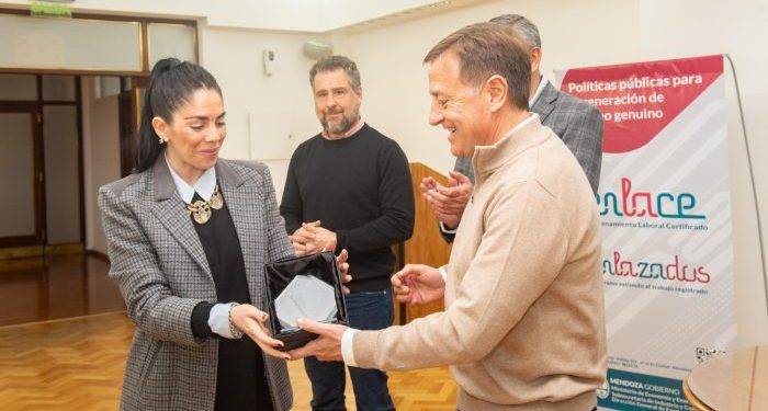 Para Suarez, “el cambio cultural que tiene que hacer la Argentina es salir de los planes sociales”