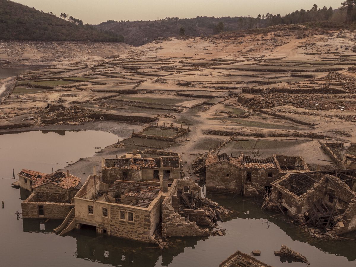 Foto: Imagen tomada con un dron del antiguo pueblo de Aceredo, en Lobios, que quedó sepultado en la década de los 90 por las aguas del embalse de Lindoso y que en los últimos meses ha vuelto a emerger debido a la sequía.