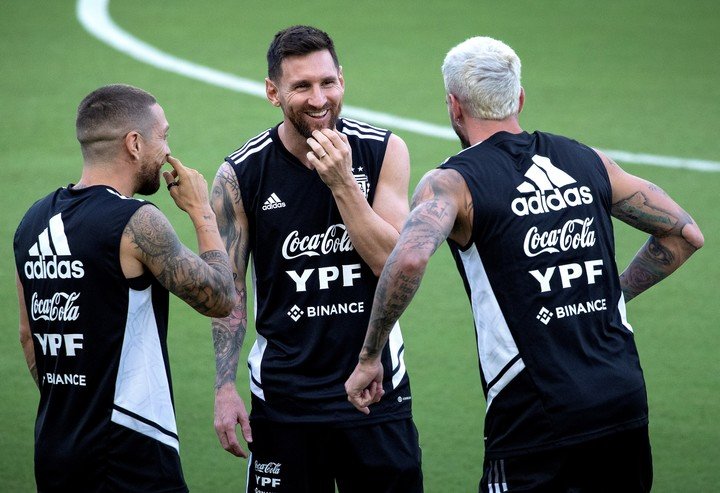 Messi, De Paul y el Papu Gómez, en el entrenamiento. (EFE)