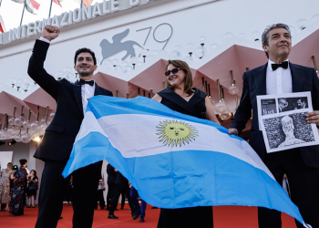 El equipo de “Argentina, 1985” desplegó la celeste y blanca en el Festival de Venecia