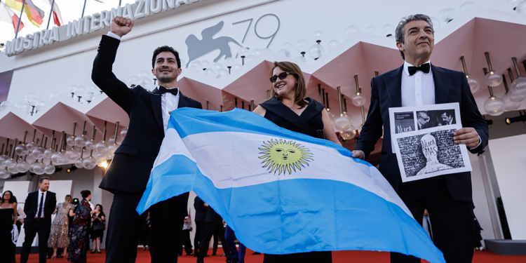 El equipo de “Argentina, 1985” desplegó la celeste y blanca en el Festival de Venecia