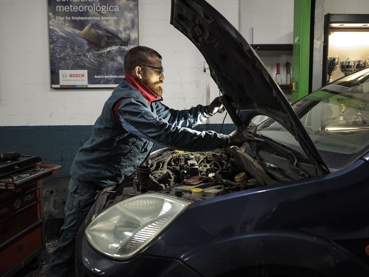 Foto: Imagen de un mecánico en un taller. (EFE/Biel Aliño)