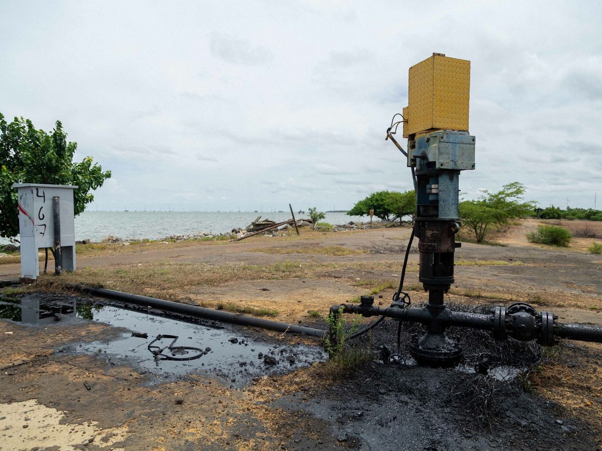 Foto: Vieja infraestructura petrolera en Cabimas, Venezuela. (EFE/Henry Chirinos)