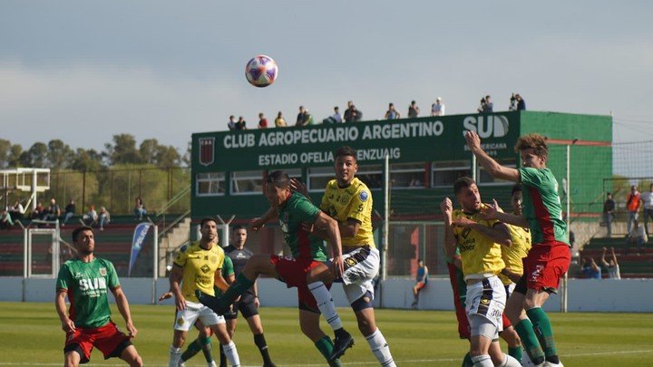 En Carlos Casares, Agropecuario y el Canario igualaron sin goles. (Foto: Prensa Flandria)
