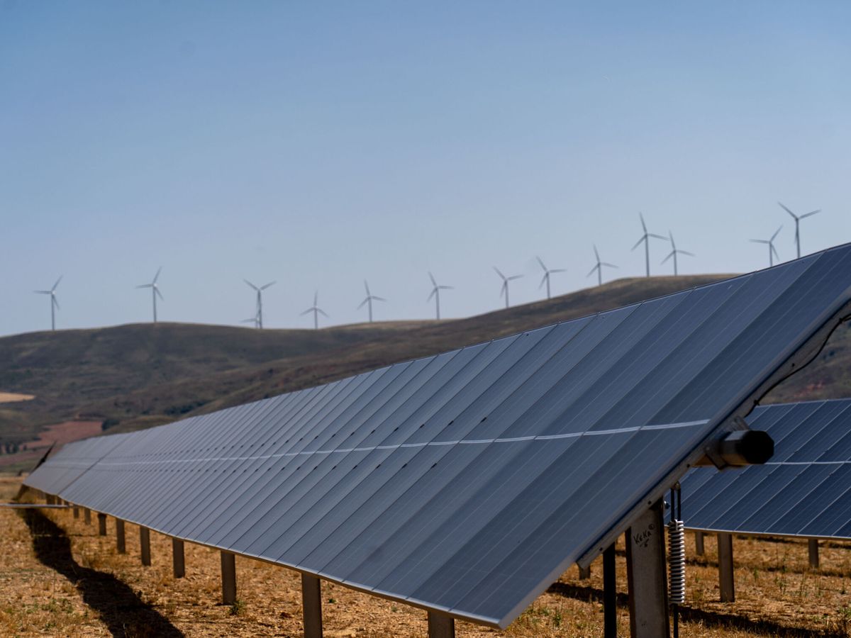 Foto: Vista de la planta fotovoltaica y aerogeneradores en la localidad de Mezquita de Jarque (Teruel). (EFE/García)