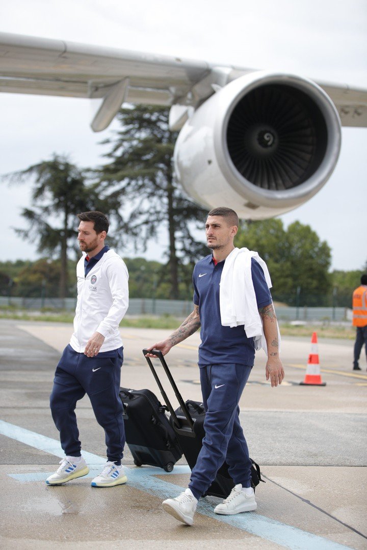 Messi antes de subir al avión rumbo a Israel.