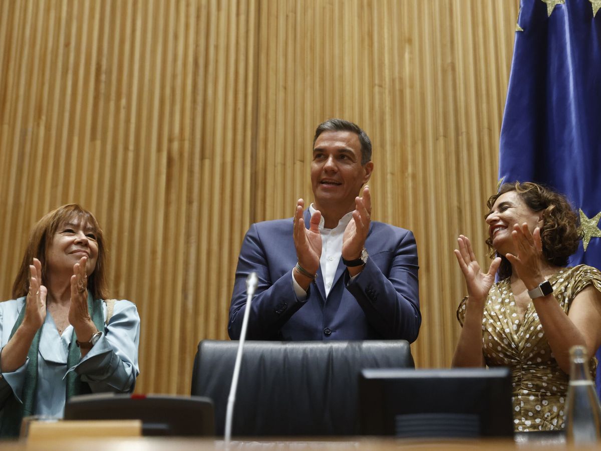 Foto: El presidente del Gobierno, Pedro Sánchez (c), junto a la ministra de Hacienda y vicesecretaria general del PSOE, María Jesús Montero (d), y la presidenta del partido, Cristina Narbona (i). (EFE/Juan Carlos Hidalgo)