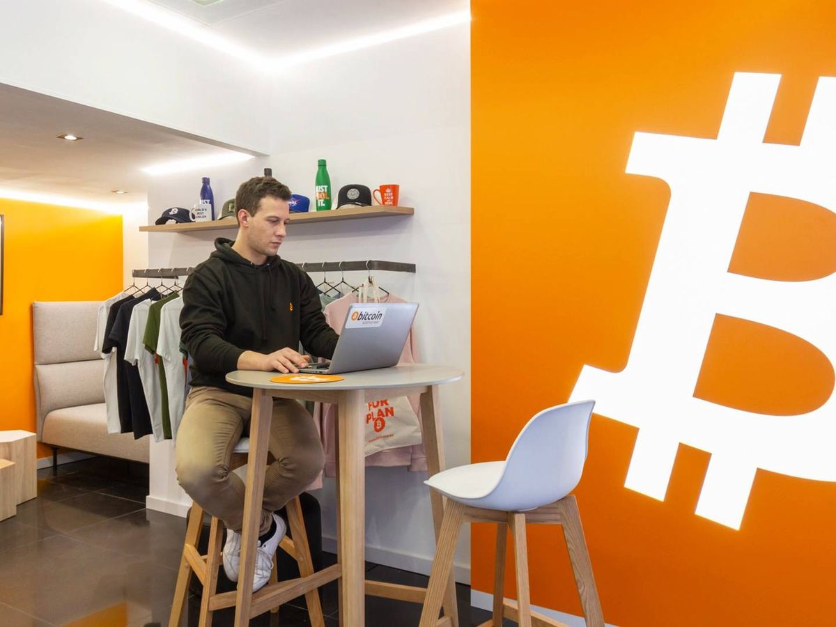 Foto: Interior de una tienda de BitBase con cajero de criptos. (BitBase)