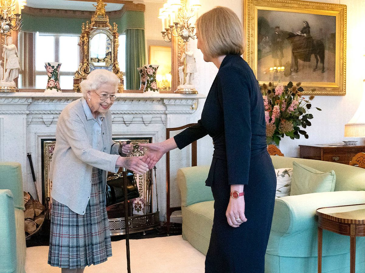 Foto: Isabel II durante su última aparición pública, saluda a Liz Truss. (Getty)