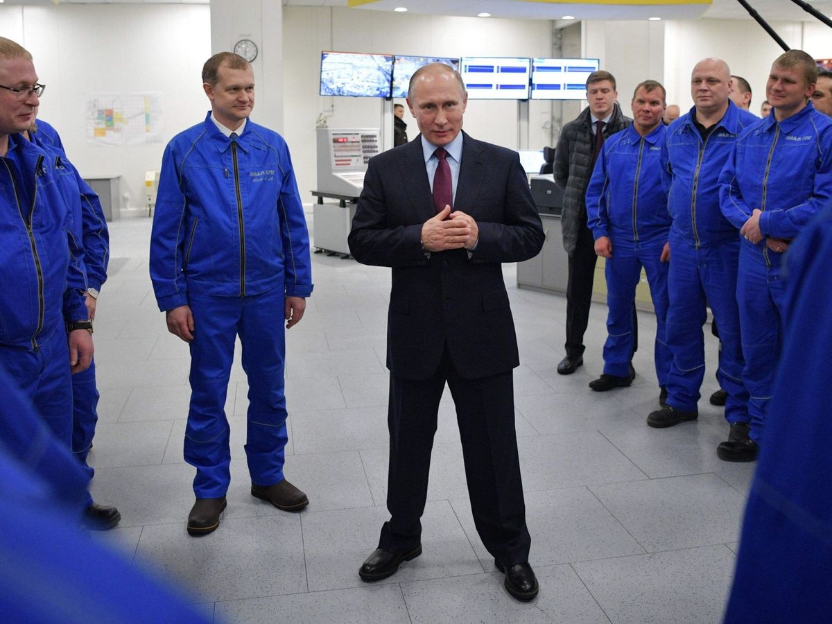 Foto: El presidente ruso, Vladímir Putin, durante una visita a una planta para licuar el gas natural en Sabetta, Rusia. (EFE/Alexei Druzhinin)