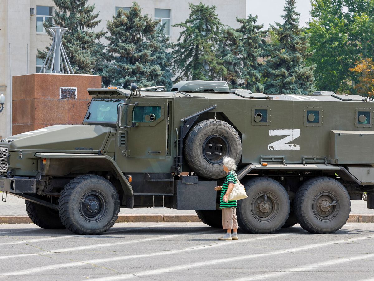Foto: Un camión blindado de las tropas prorrusas en la ciudad de Jersón (Ucrania), controlada por Rusia. (Reuters/ Alexander Ermochenko)