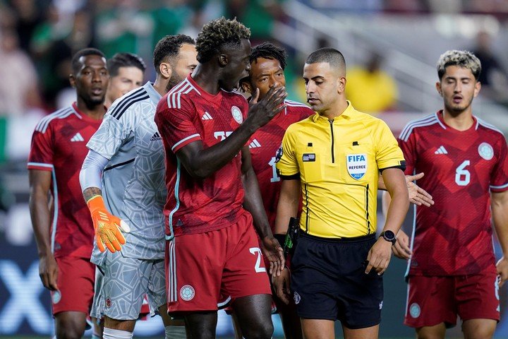 Nima Saghafi, el árbitro de la MLS que estuvo a cargo del partido (Foto: AP).