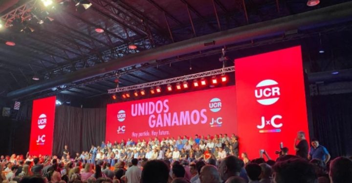 Conclave radical en Costa Salguero con presencia de PRO y ARI.