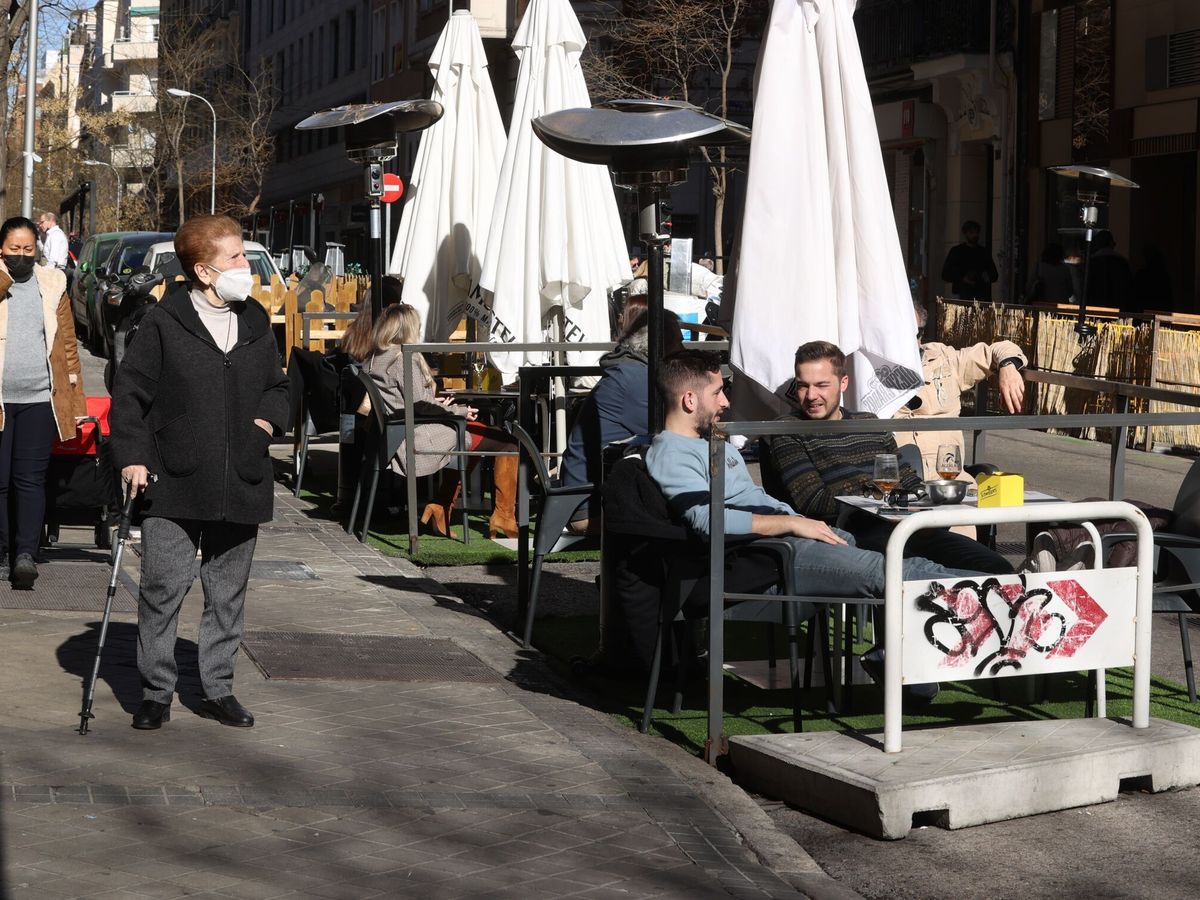 Foto: Unas terrazas, en Madrid. (EFE/Kiko Huesca)