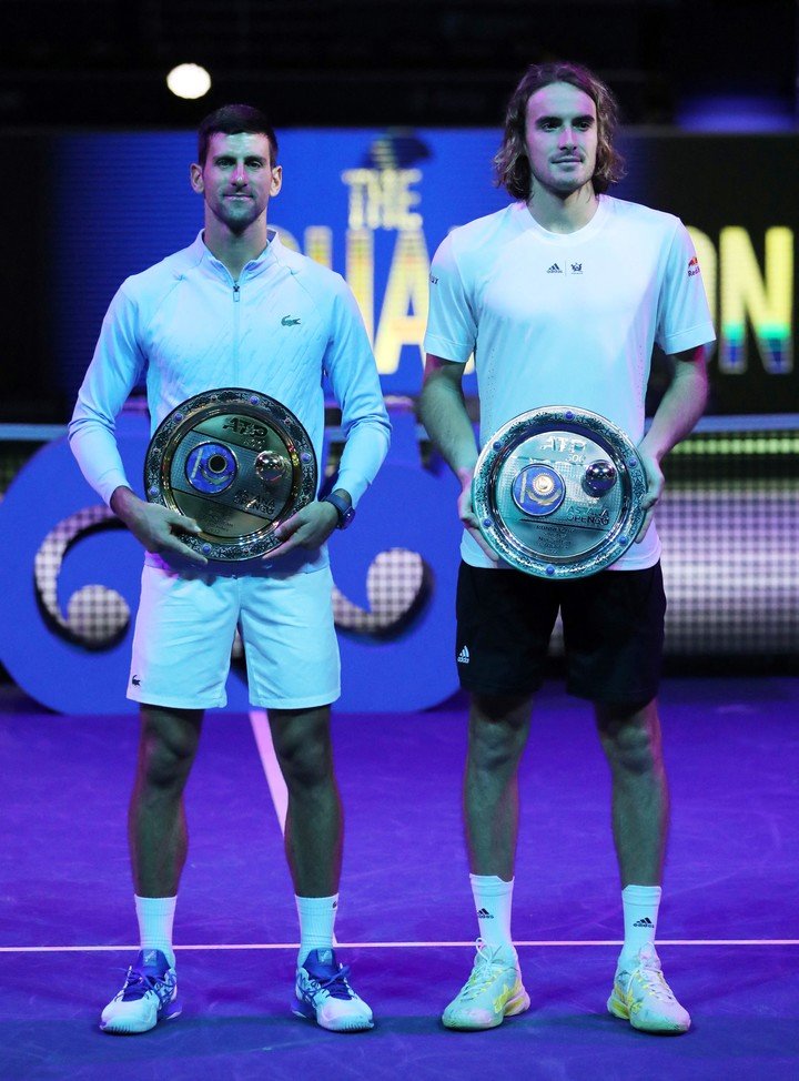 Novak Djokovic junto con Stefanos Tsitsipas.