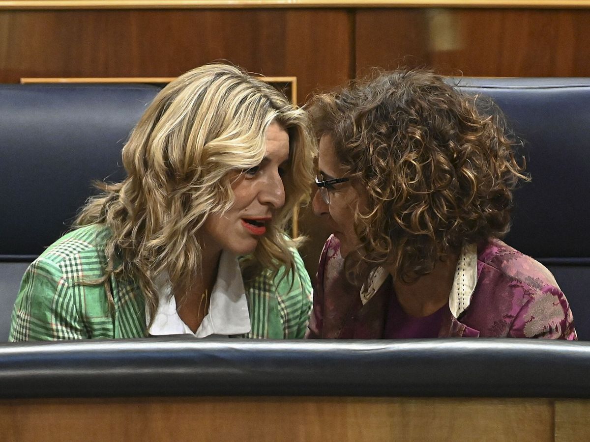 Foto: Yolanda Díaz junto a María Jesús Montero. (EFE/Fernando Villar)