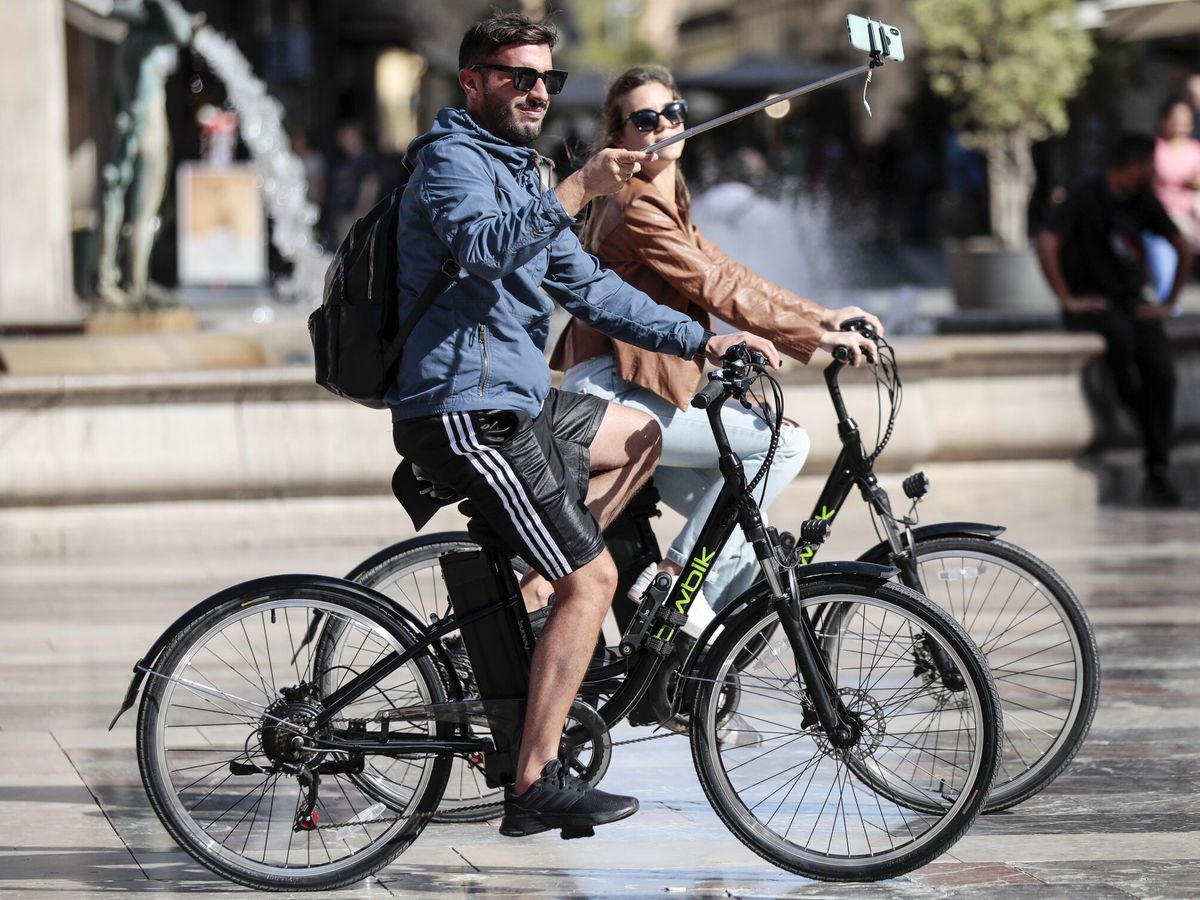Foto: Una pareja de turistas en el centro de Valencia. (EFE/Ana Escobar)