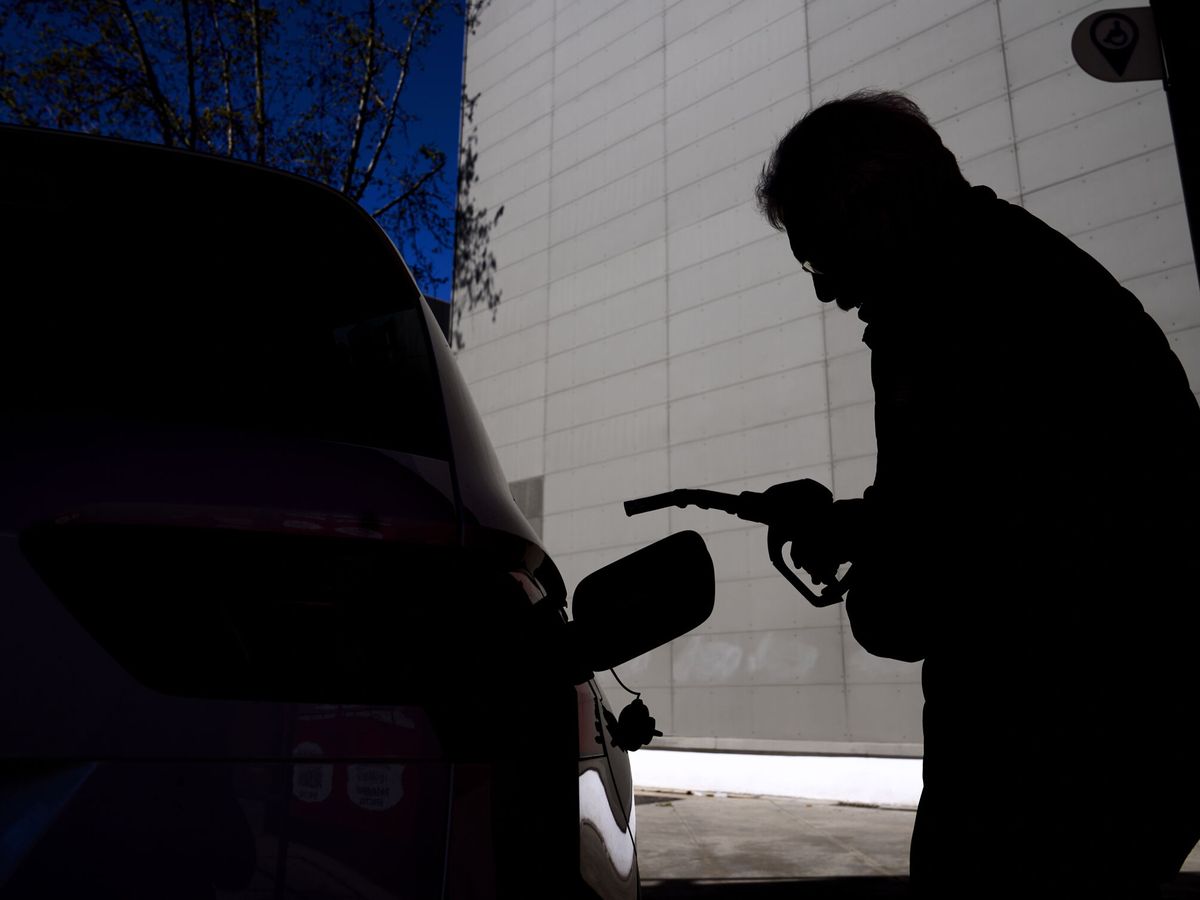 Foto: Foto de archivo de un usuario repostando carburante. (EFE/Alejandro García)