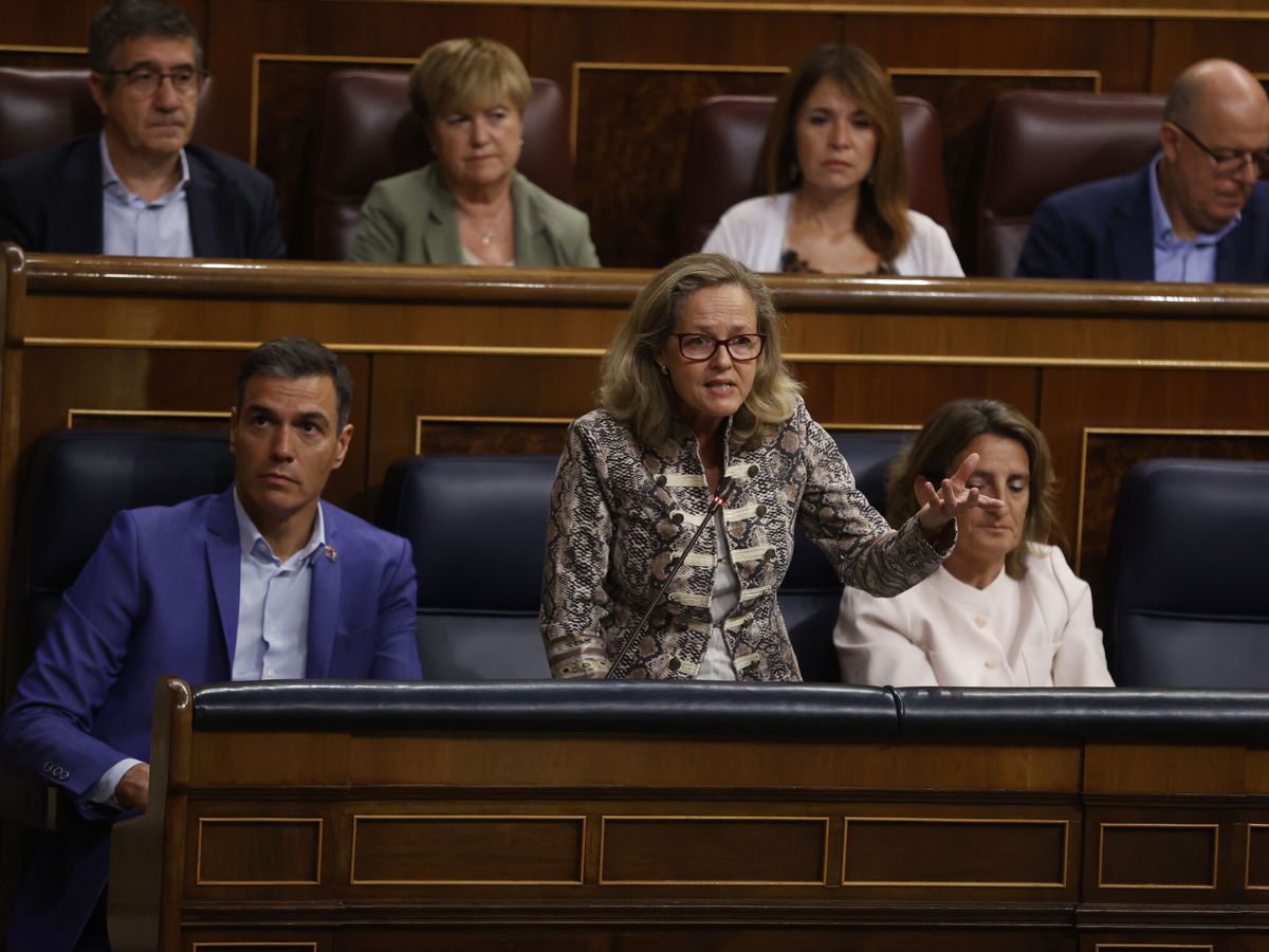 Foto: Nadia Calviño a Pedro Sánchez y Teresa Ribera. (EFE/Juan C. Hidalgo)