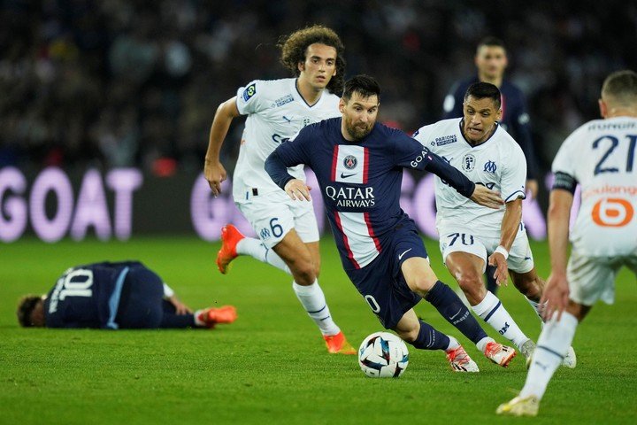 Tuvo un partido complejo ante Messi y compañía. (AP/Thibault Camus)
