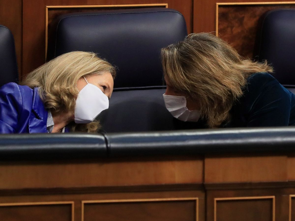 Foto: Nadia Calviño conversa con Teresa Ribera. (EFE/Fernando Alvarado)