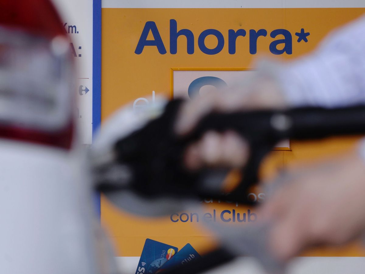 Foto: Un hombre echa gasolina a su vehículo en Valladolid. (EFE/Nacho Gallego)