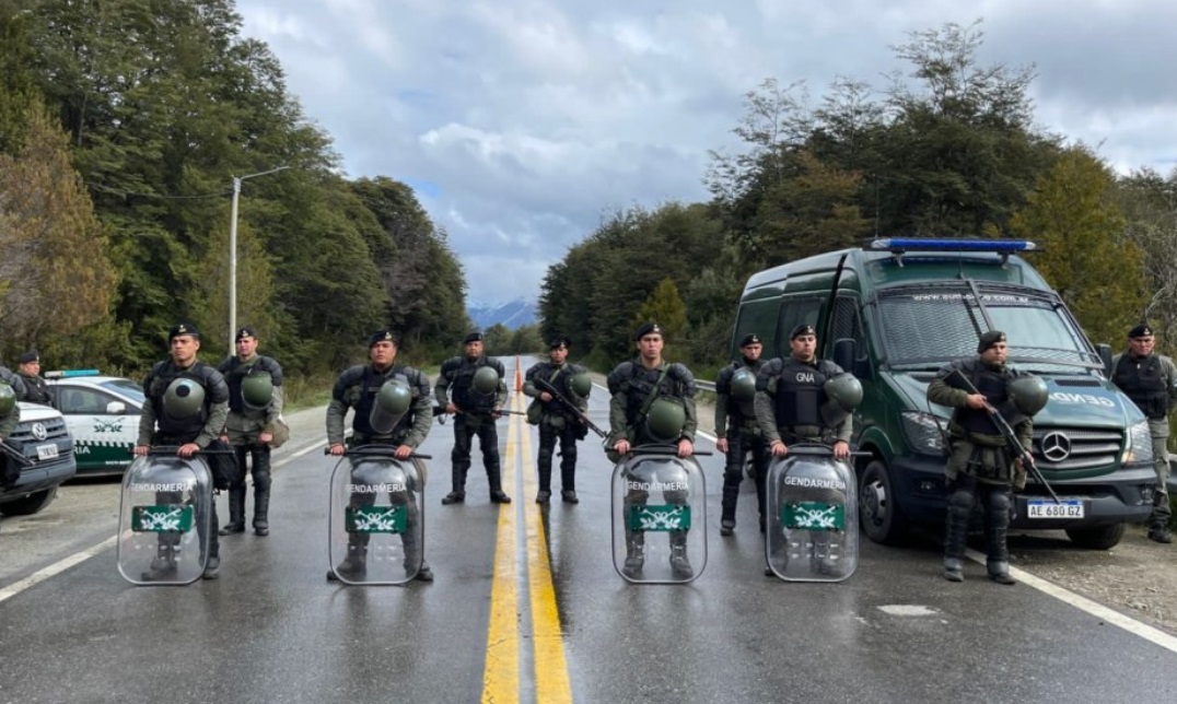 Nuevos incidentes durante una ceremonia mapuche frente a los territorios desalojados en Villa Mascardi