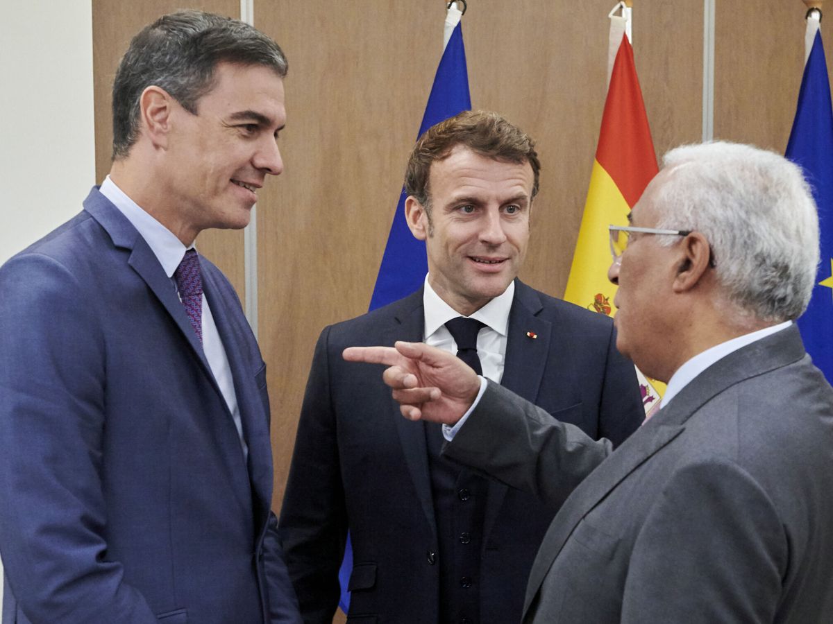 Foto: El presidente del Gobierno, Pedro Sánchez, el presidente de Francia, Emmanuel Macron, y el primer ministro portugués, António Costa. (EFE/Horst Wagner)