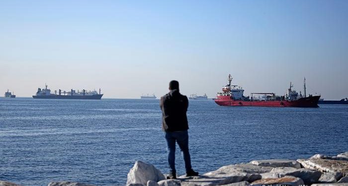 Salen tres buques de granos de Ucrania a pesar de suspensión de acuerdo