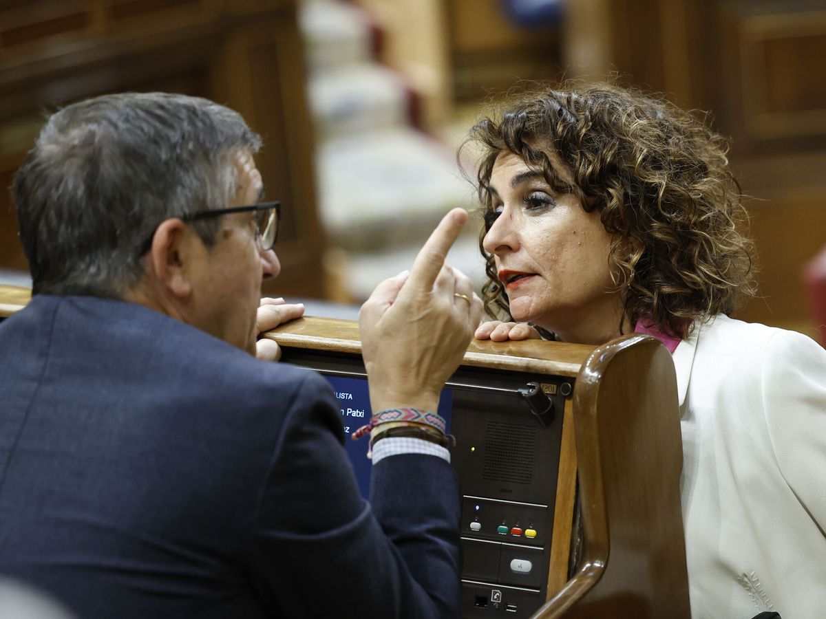 Foto: La ministra de Hacienda y Función Pública, María Jesús Montero (d), conversa con el diputado socialista Patxi López (i). (EFE/Moya)