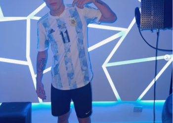 De Rosario a Qatar: jugó en Argentinos Jr y sueña con cantarles a los jugadores de la Scaloneta