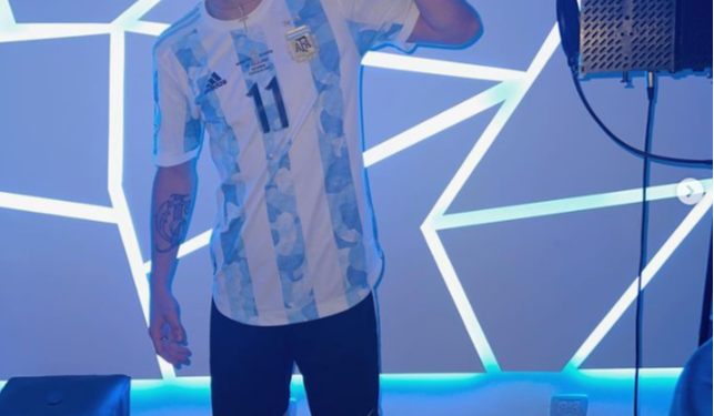 De Rosario a Qatar: jugó en Argentinos Jr y sueña con cantarles a los jugadores de la Scaloneta
