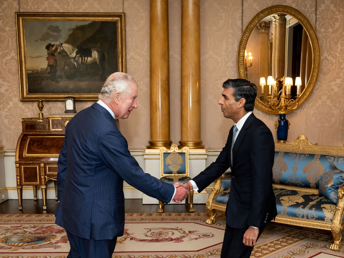 Foto: El rey Carlos III recibe a Rishi Sunak para formalizar su nombramiento como primer ministro. (Aaron Chown Pool/Reuters)