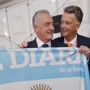 Alfaro: cábala con la bandera de Argentina y ¡foto con Van Gaal!