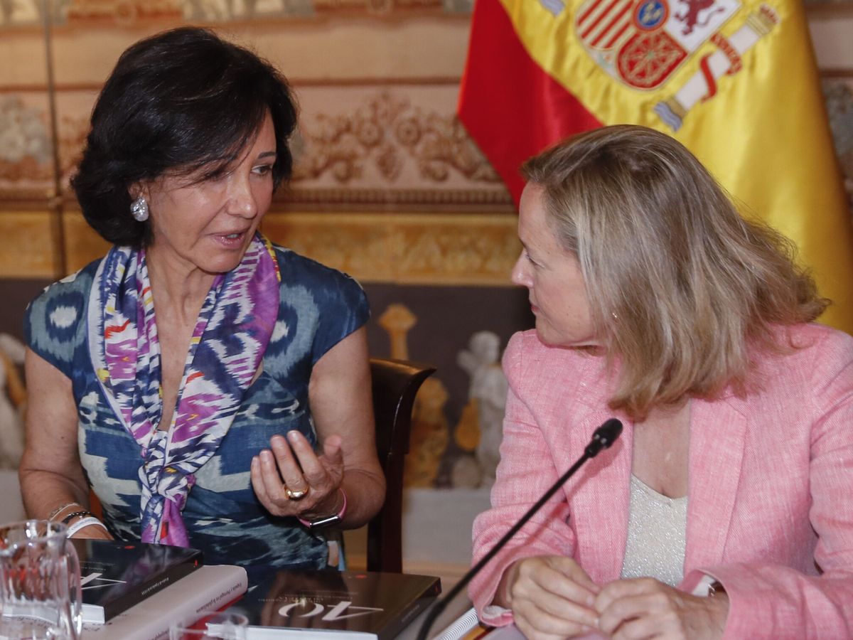 Foto: Ana Botín (i), presidenta de Banco Santander, junto a la vicepresidenta del Gobierno, Nadia Calviño (d). (EFE/Mariscal)