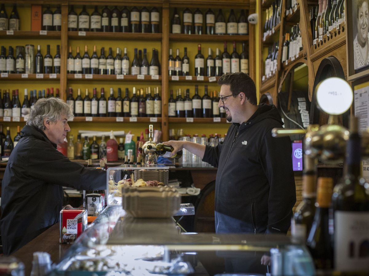 Foto: Un camarero sirve una consumición a un cliente. (EFE/Toni Galán)
