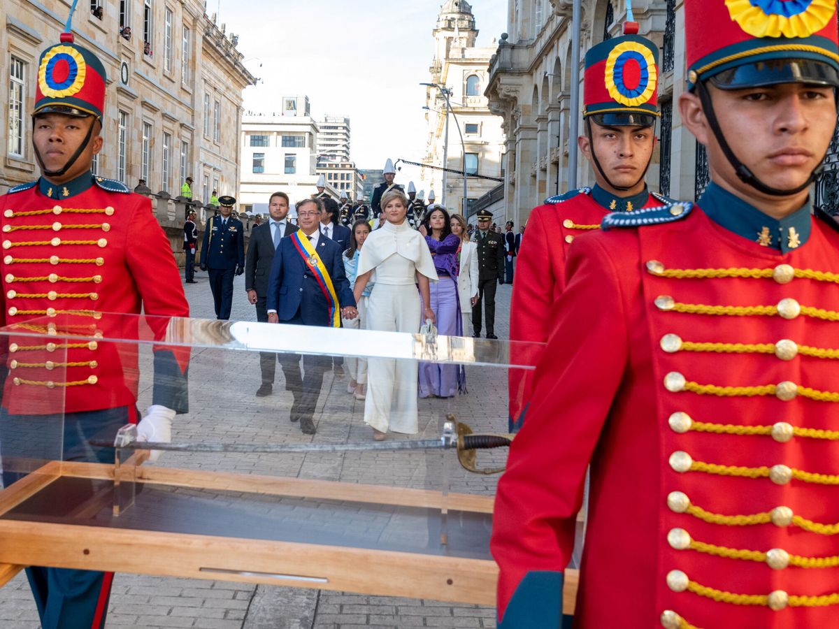 Foto: La espada de Simón Bolívar durante la investidura de Gustavo Petro como presidente de Colombia. (Reuters/Cesar Carrión)