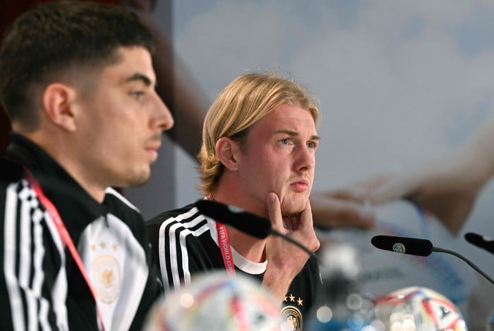 Havertz y Julian Brandt en la conferencia de prensa (AFP).