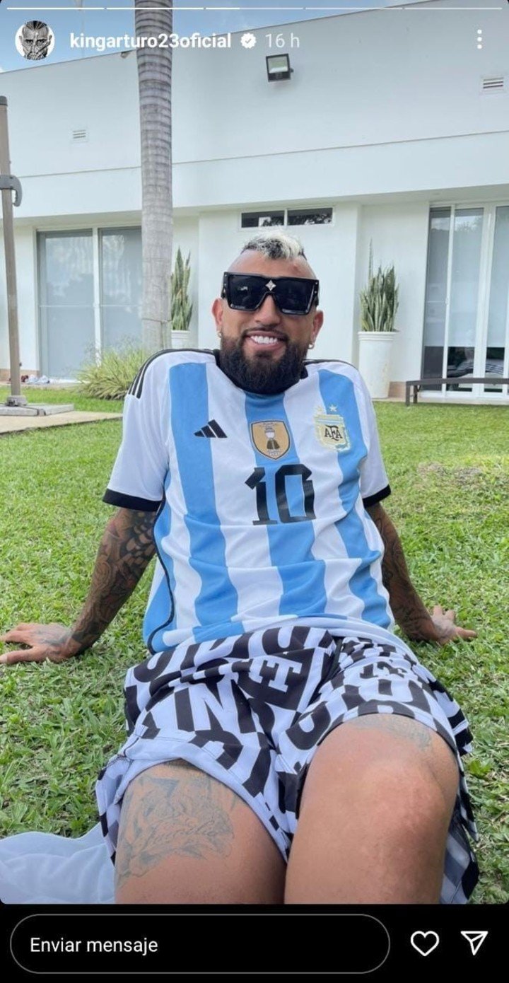 Arturo vidal posó con la camiseta de Argentina. Foto: @kingarturo23oficial